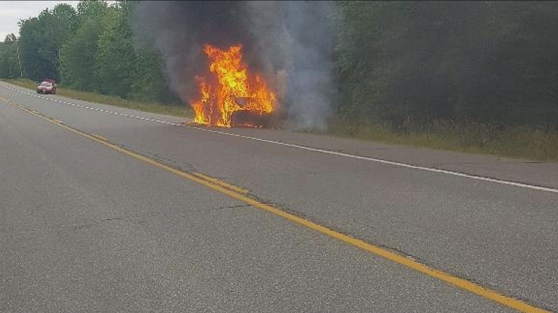 Maine man narrowly escapes burning car
